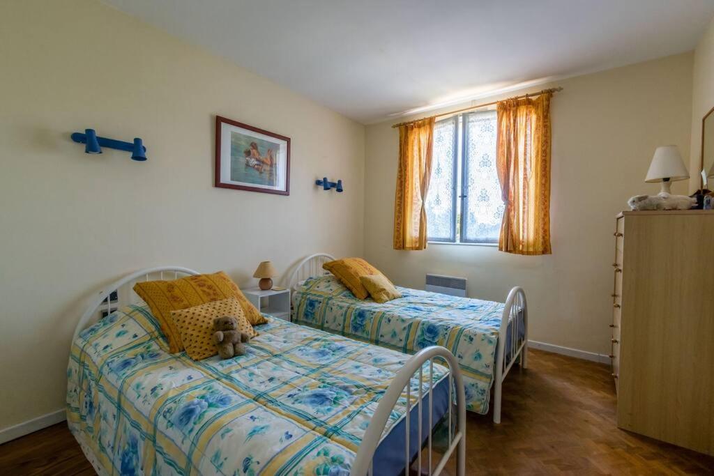 Twin bedroom