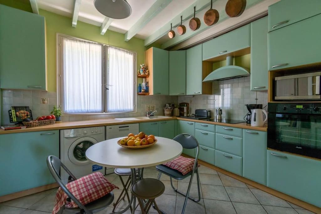 The kitchen with breakfast table
